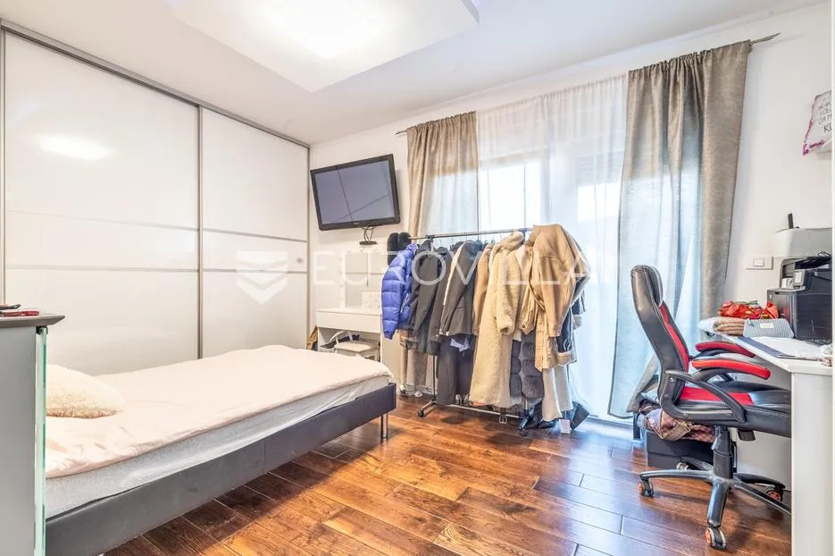 zagreb, dubrava, prekrasna kuća 250 m2, 2 garažna parkirna mjesta - slika 7