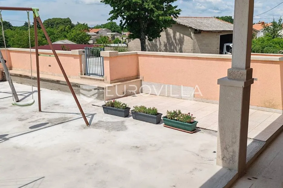 istra, tinjan, samostojeća kuća s bazenom i okućnicom 350m2 - slika 17