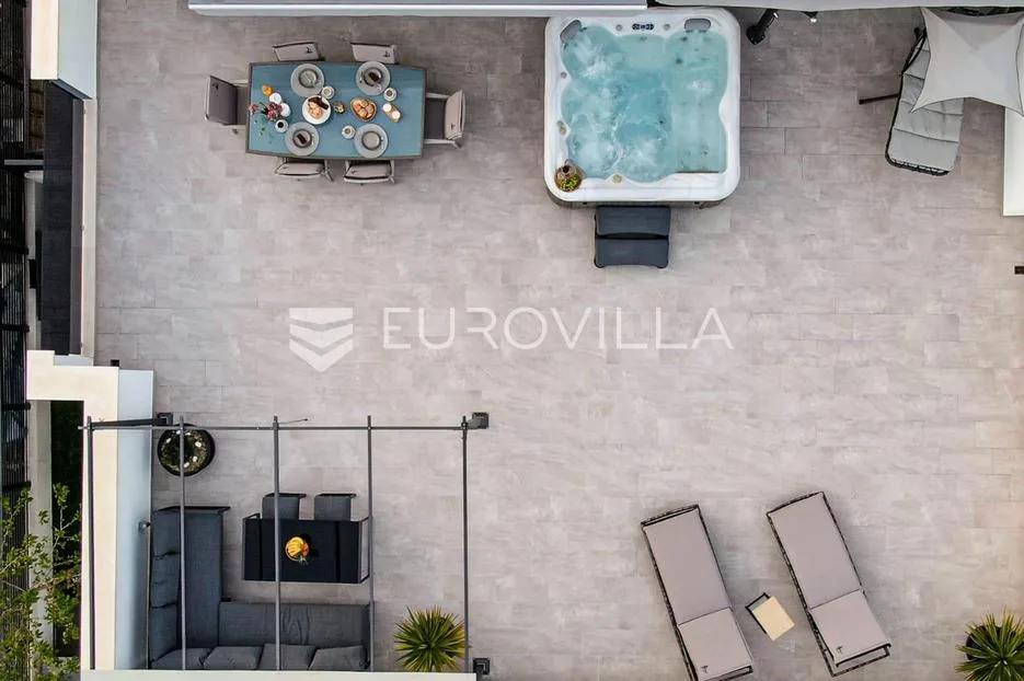 podstrana, strožanac, prekrasan dvoetažan penthouse - slika 12