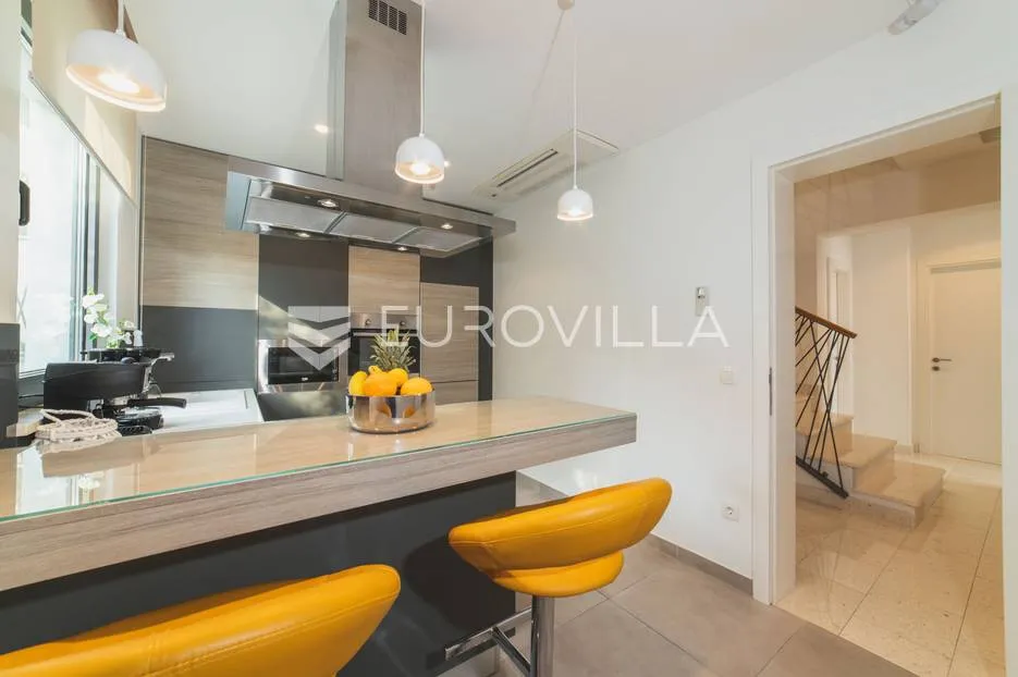 trogir, luksuzna vila s bazenom, nkp 368 m2 - slika 27
