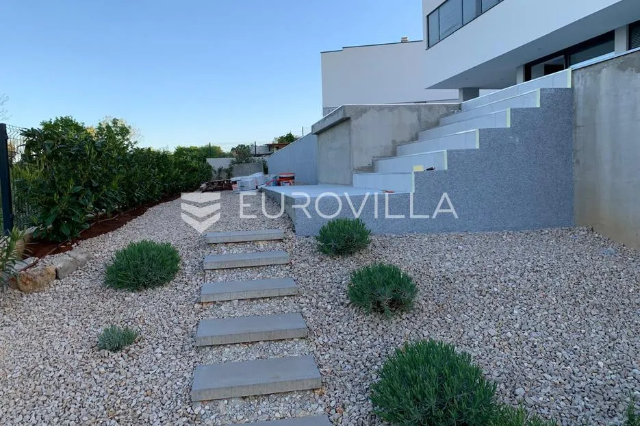 krk, luksuzna vila od 260m2 na parceli od 885m2 - slika 9