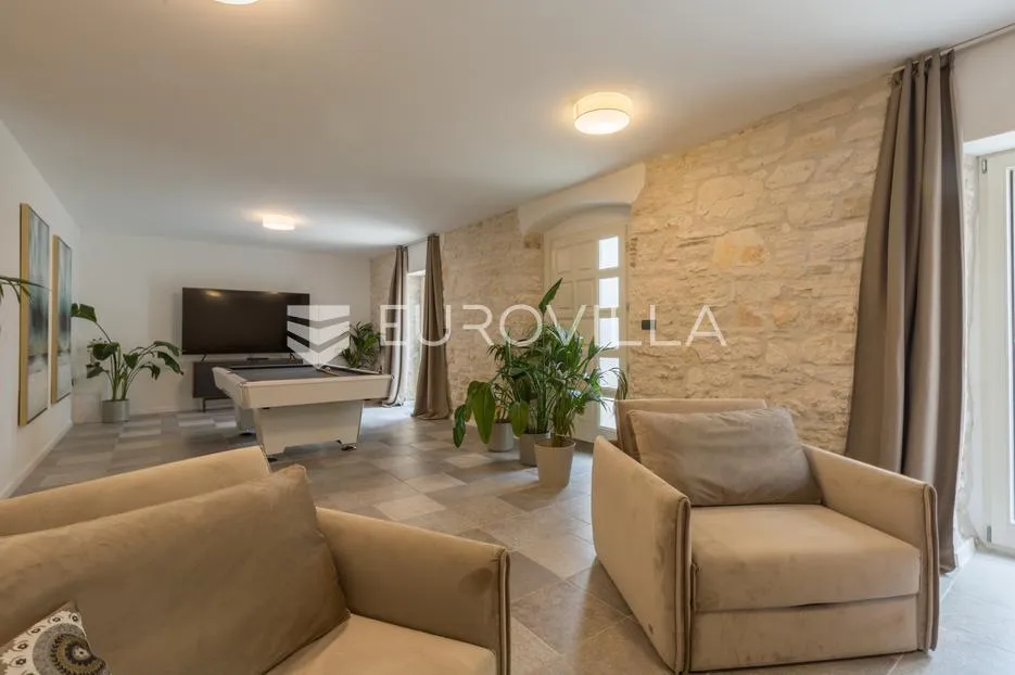 istra, pula, potpuno renovirana austrougarska villa u srcu pule - slika 11