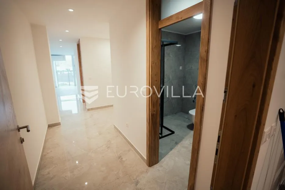 vukovar, centar, novouređen poslovni prostor 106 m², odlična lokacija - slika 7
