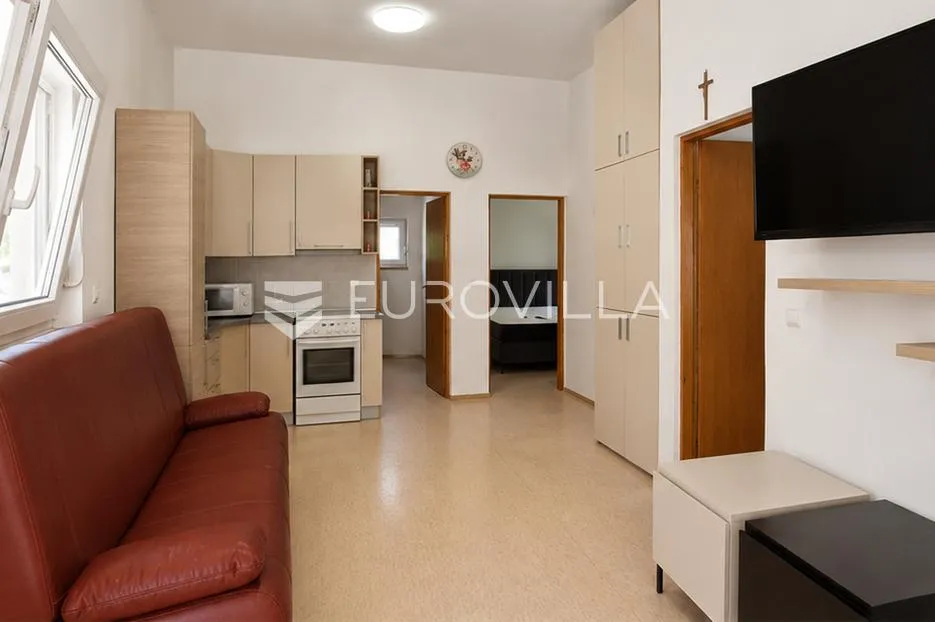 vir, kuća s dva apartmana, 6 spavaćih soba i velikim privatnim dvorištem - slika 23