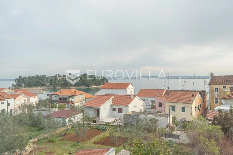 otok ugljan, preko, zemljište i lijepa kuća s tri stana i pogledom na more - slika 52