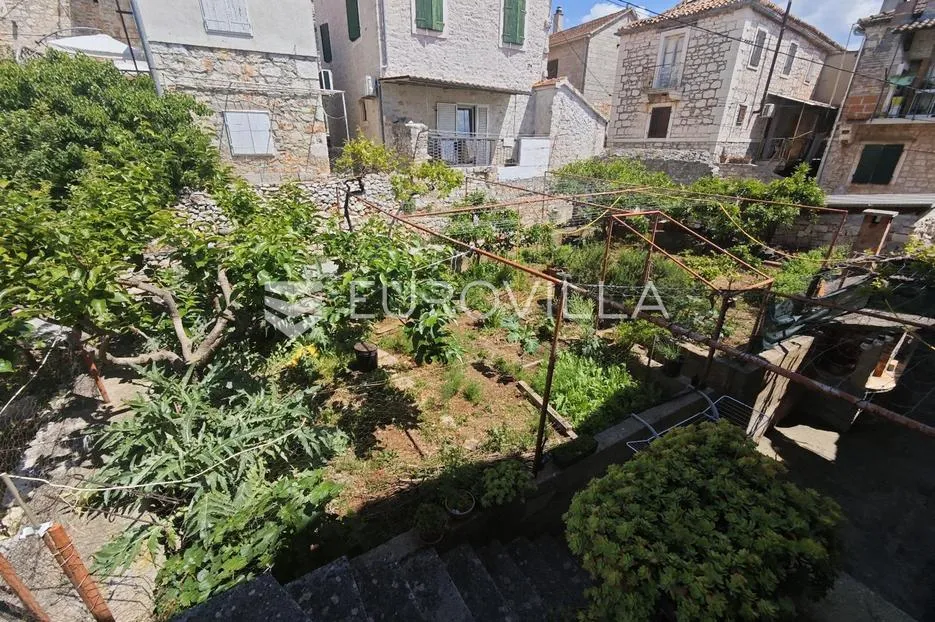 brač, milna samostojeća kuća u centru mjesta, u roh bau fazi - slika 3