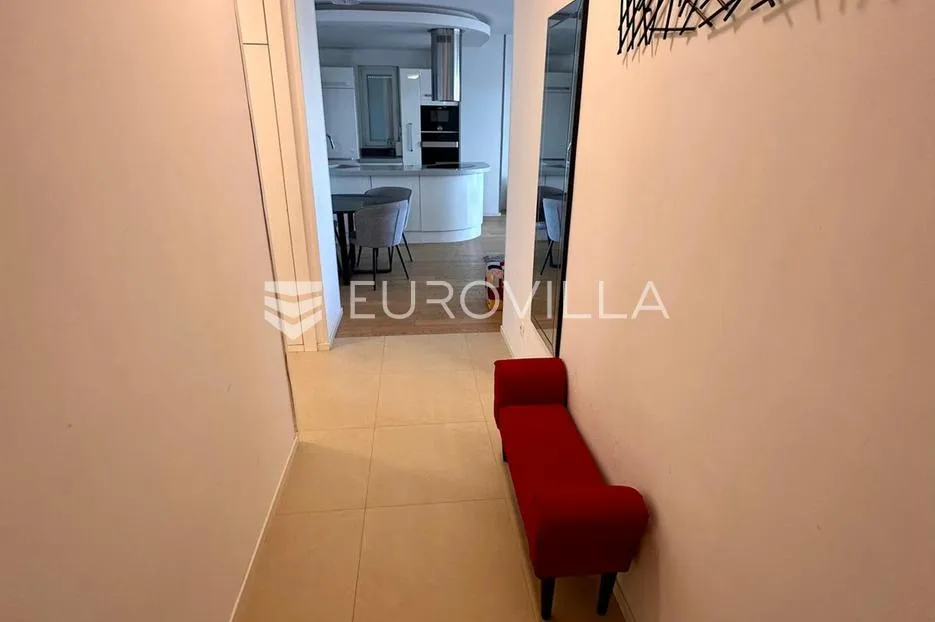 split, žnjan, ekskluzivan penthouse s prostranom terasom i lijepim pogledom na more - slika 8