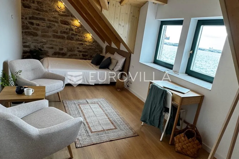 kaštela, kaštel sućurac, predivna kamena kuća uz more - slika 25