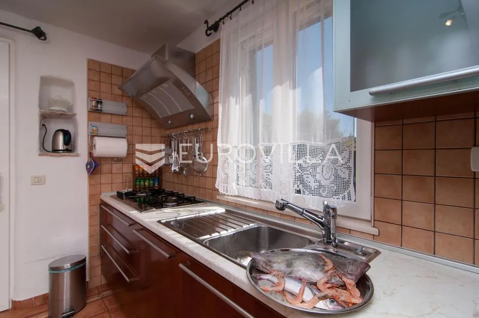 brač, lijepa mediteranska kuća na jedinstvenoj lokaciji 1.red uz more - slika 10