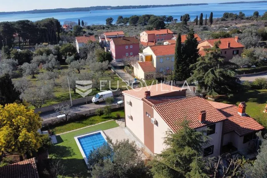 istra, fažana, prostrana kuća površine 200 m² s bazenom, 600 m od mora - slika 19
