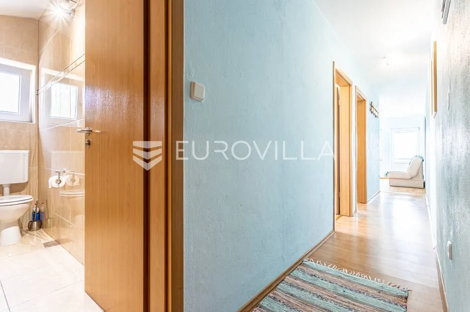 omiška rivijera- lokva rogoznica, apartmanska kuća s 8 stanova, udaljena 300 m od mora. - slika 33