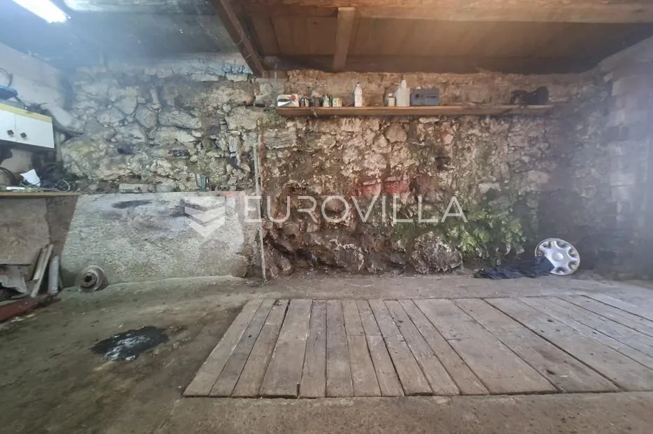 ravna gora, samostojeća kuća s dva pomoćna objekta, garažom i voćnjakom - slika 14
