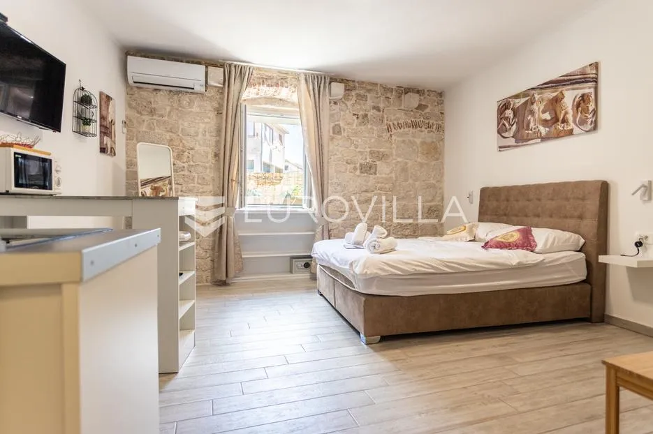 trogir, tri studio apartmana u centru grada - slika 7