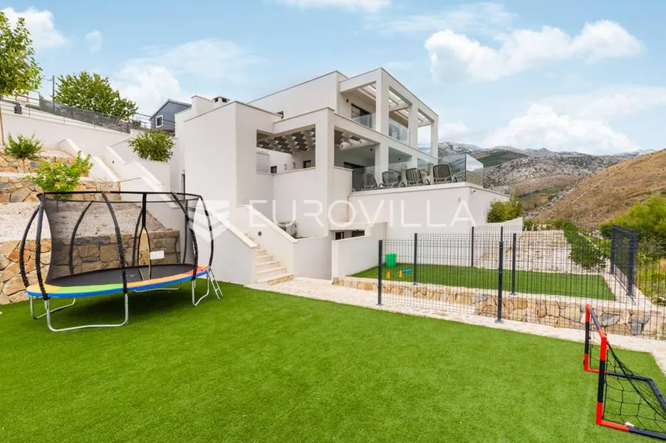 split, žrnovnica, moderna vila s bazenom i panoramskim pogledom smještena na zemljištu od 3740 m² - slika 24
