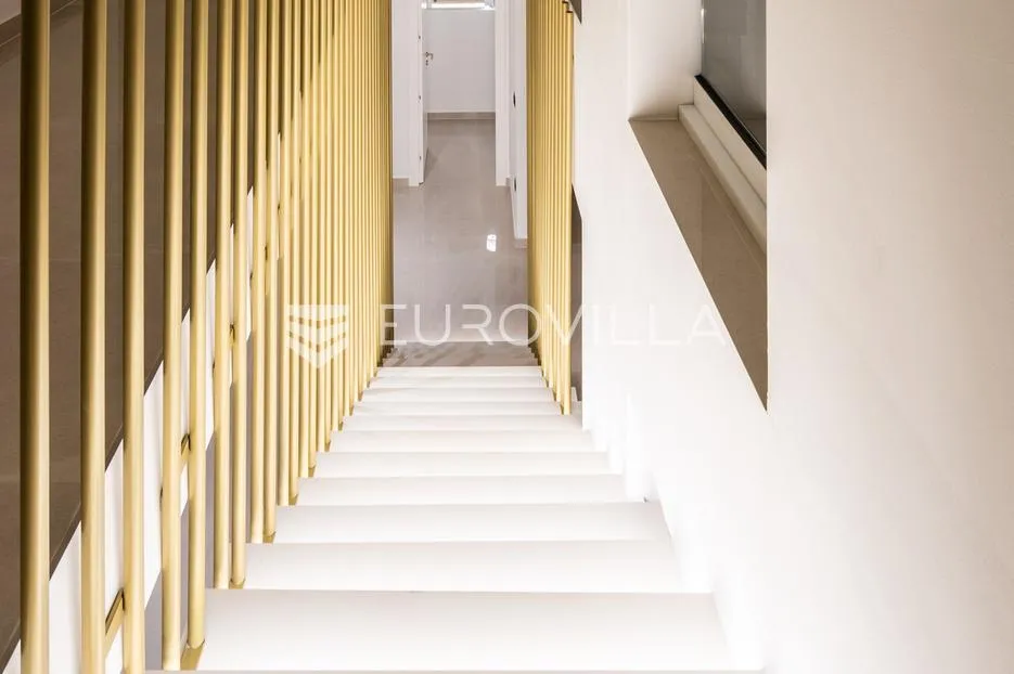 primošten, luksuzna vila na prekrasnoj lokaciji - slika 14