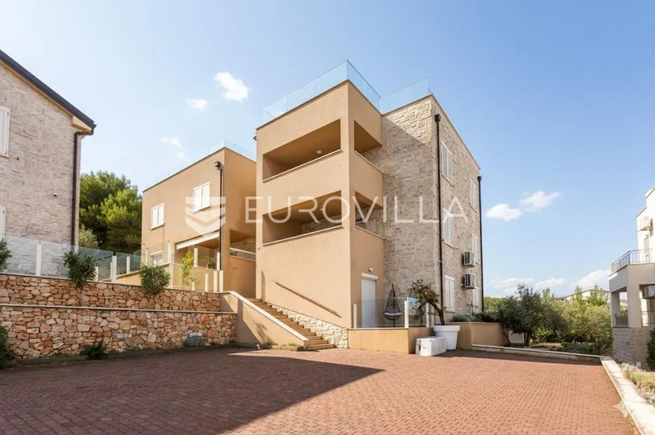 betina, prekrasan trosoban stan s bazenom i pogledom na more, 112,75 m² - slika 2