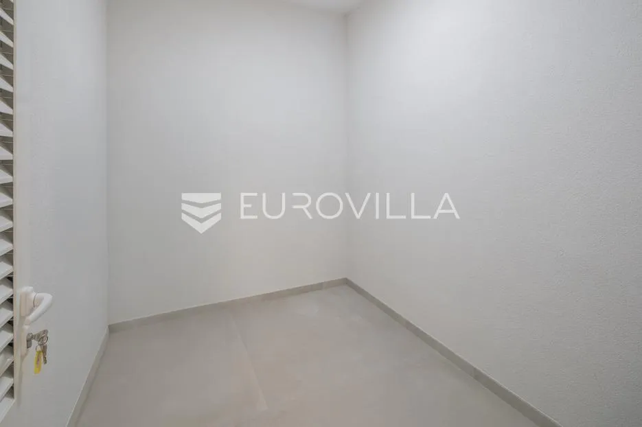 istra, rovinj, stan na dvije etaže, na prvom katu s 4 spavaće sobe, liftom i krovnom terasom - slika 23
