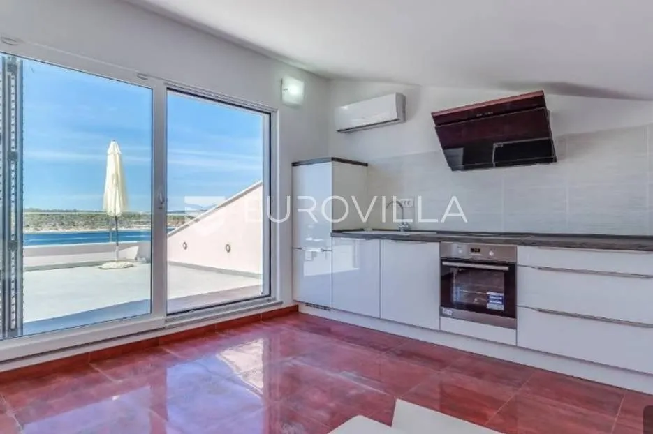 otok rab, barbat, predivan penthouse na vrhu apartmanske ville 66 m² - slika 4