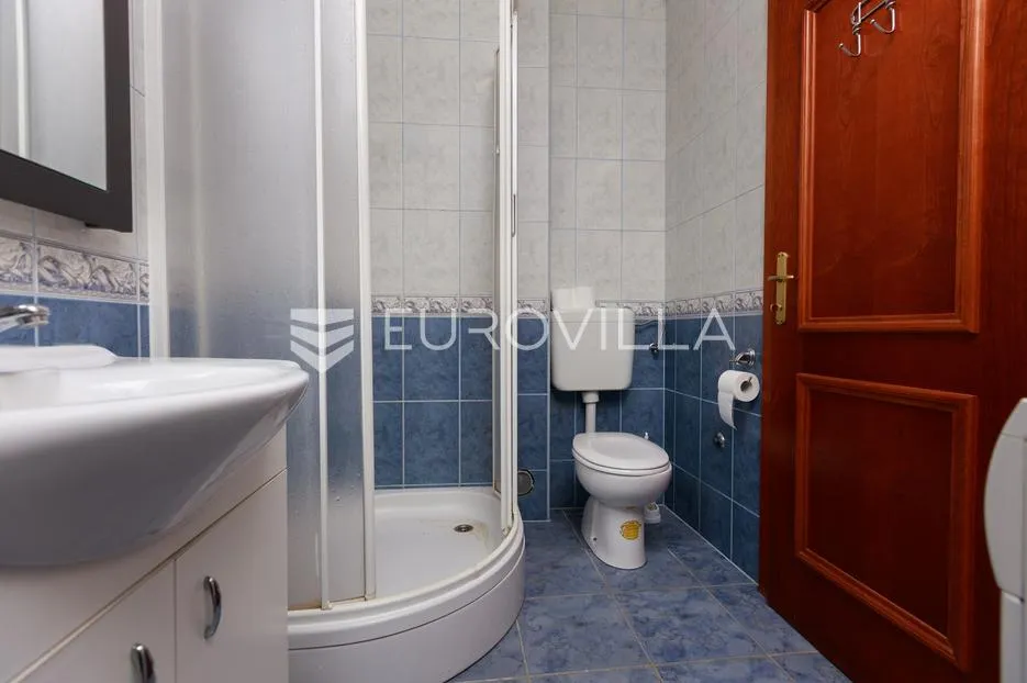 krk, uređen dvosoban apartman blizu mora, terasa s pogledom - slika 10