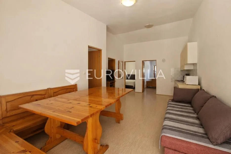 vir, kuća s dva apartmana, 6 spavaćih soba i velikim privatnim dvorištem - slika 7