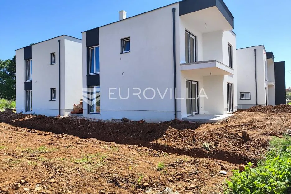 Istra, Medulin, prostrana kuća sa bazenom, novogradnja