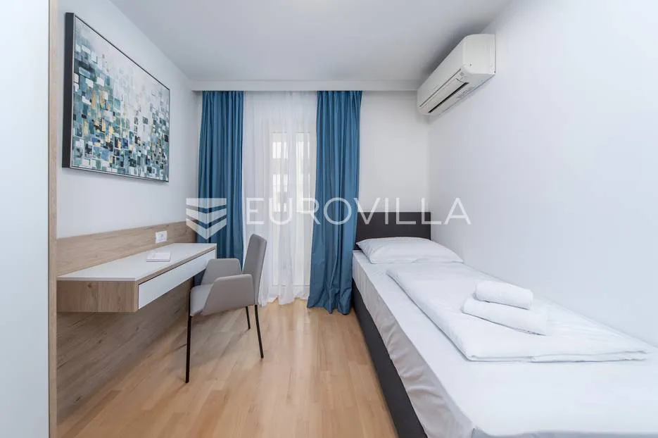 istra, umag, opremljen apartman s velikom loggiom b22 - slika 15