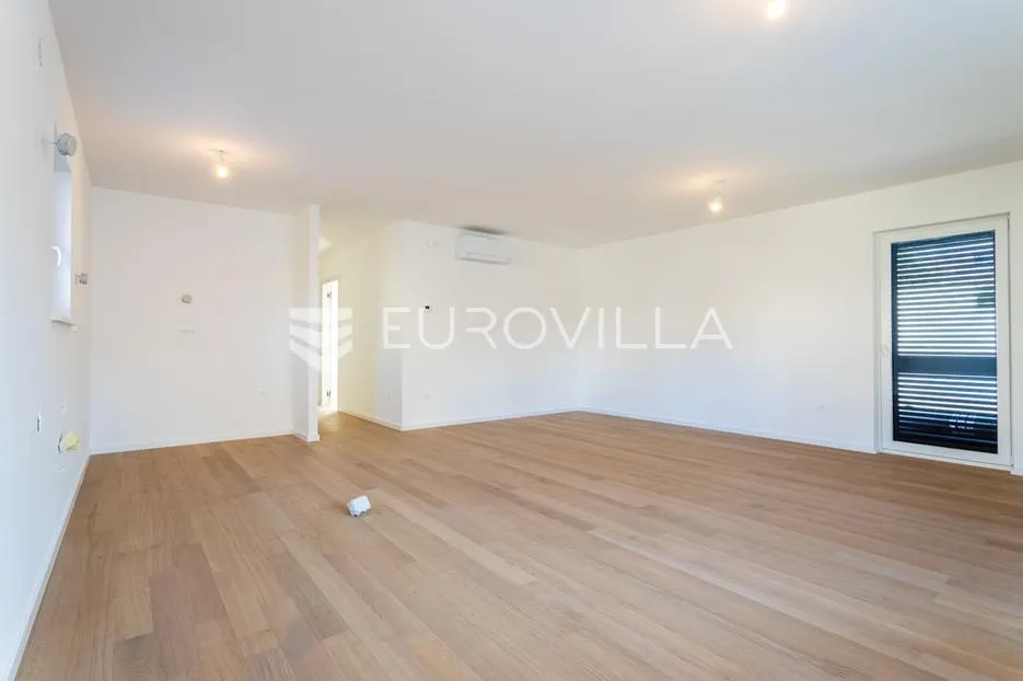 vodice, novogradnja, prostran apartman s dvorištem u centru mjesta, 146,06 m² - slika 4