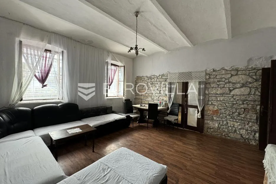 pula, centar, prostran stan s dodatnim objektom za renovaciju - slika 3