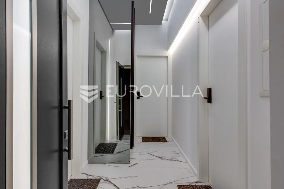 rijeka, centar, novouređen luksuzan stan nkp 105 m2 s tri apartmana - slika 7
