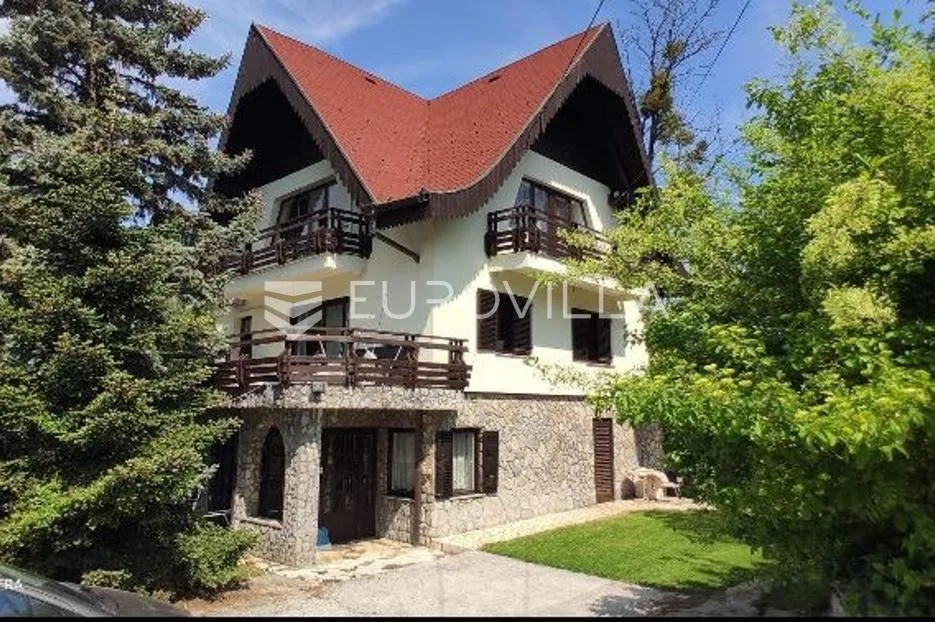Zagreb, PERJAVICA, kuća na zemljištu 1462 m² plus dvije građevinske parcele 1358 m², INVESTICIJA