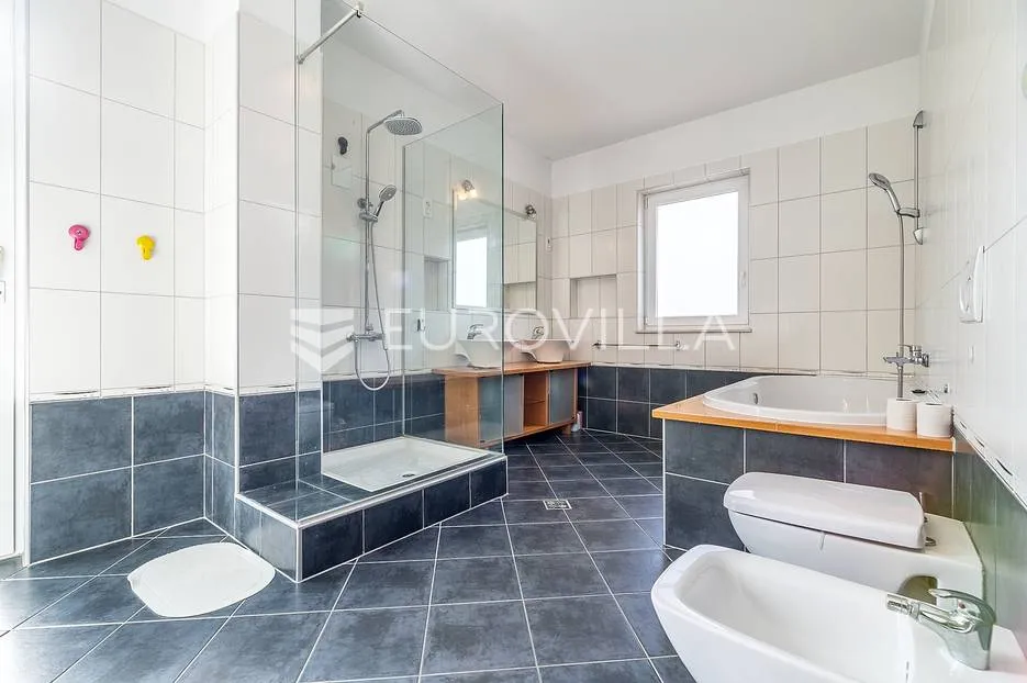 zagreb, maksimir, samostojeća vila s duplom garažom i 4 sobe 1500 m² dvoriše - slika 10