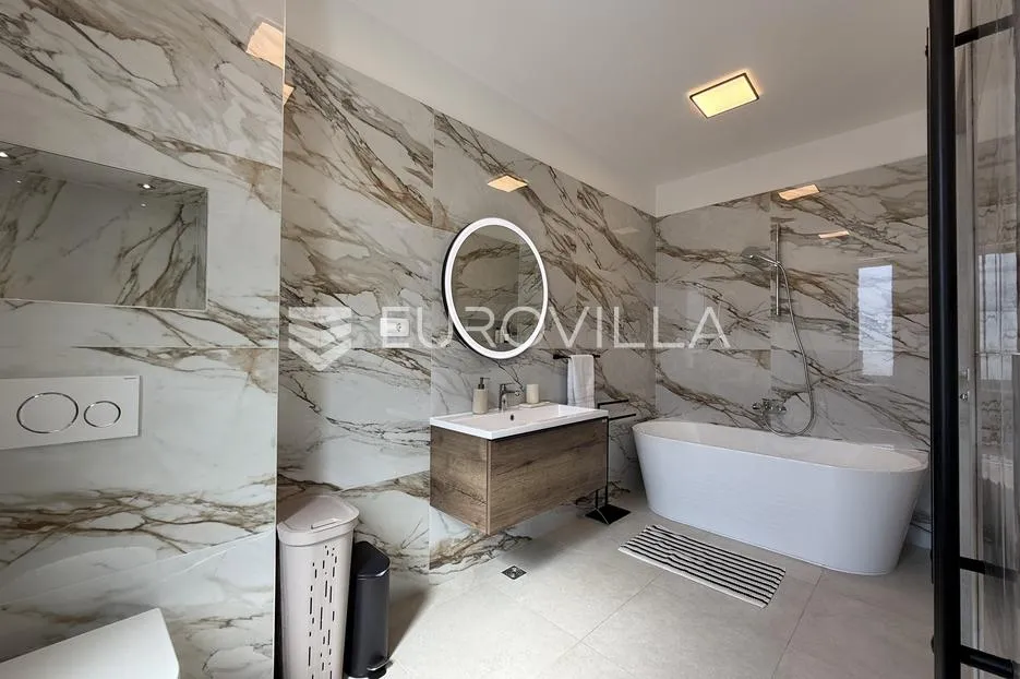 kaštel stari, moderna vila s bazenom i pogledom na more - slika 14