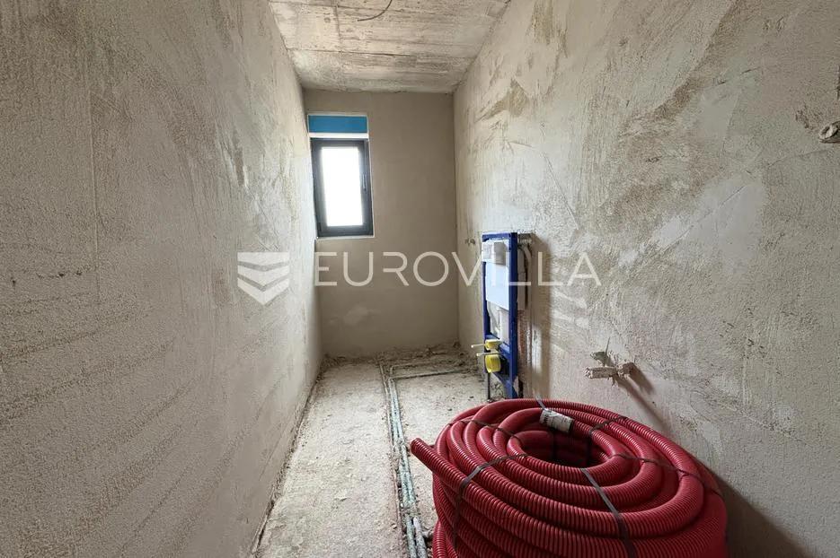vodice, prekrasan stan s krovnom terasom i bazenom, 143,49 m² - slika 8