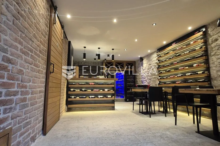 Brač, Milna, dvojna kamena kuća s uhodanim restoranom, prvi red do mora