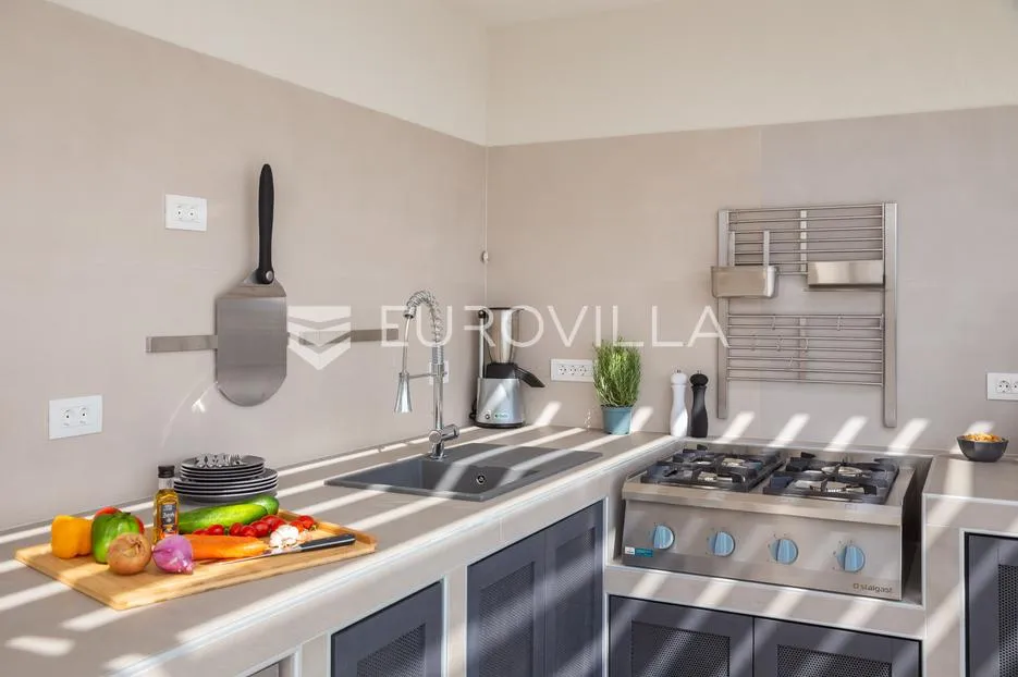 vodice, moderna vila s bazenom i pogledom na more, 332,92 m² - slika 48