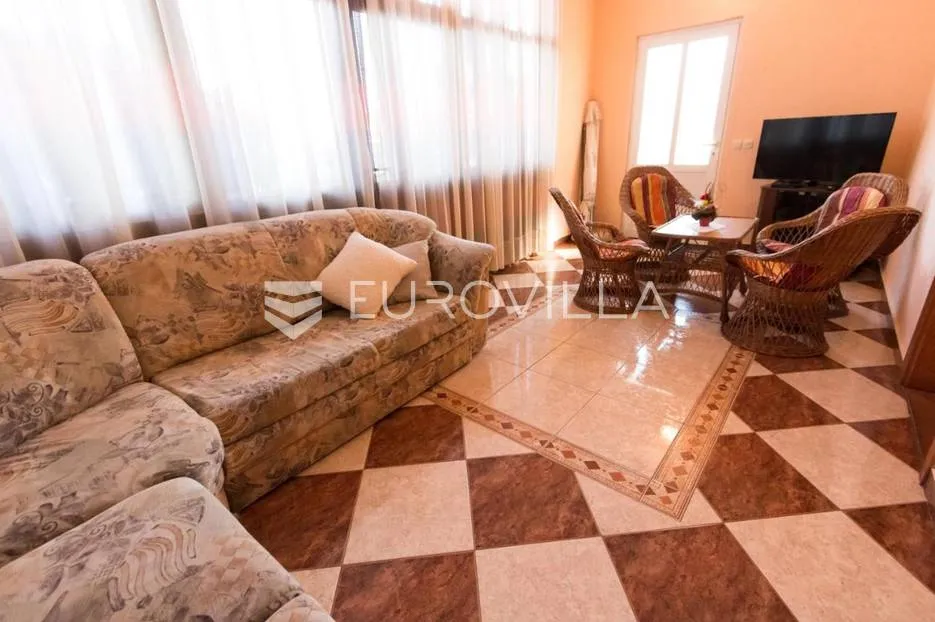 otok ugljan, kuća s pet apartmana prvi red do mora - slika 4