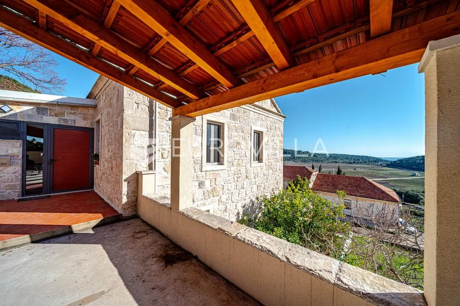 otok korčula, čara, kamena kuća u centru mjesta - slika 11