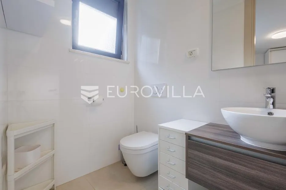 medulin, pješčana uvala, ekskluzivan stan na savršenoj lokaciji prvi red do mora s vrtom - slika 23