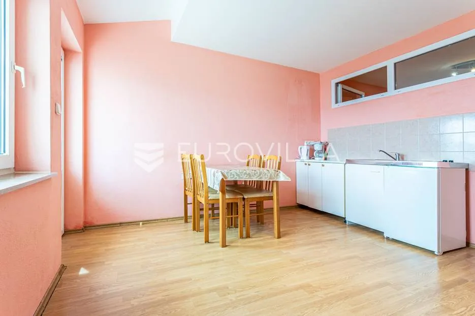 omiška rivijera- lokva rogoznica, apartmanska kuća s 8 stanova, udaljena 300 m od mora. - slika 37