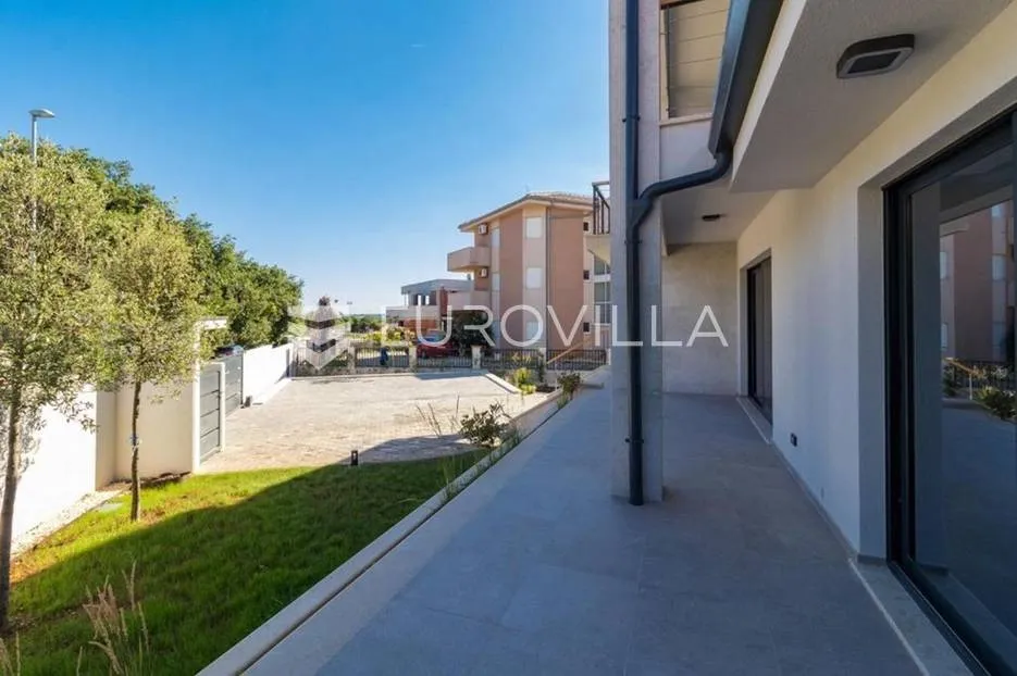 istra, ližnjan, vila 294 m2 s grijanim bazenom i uređenom okućnicom - slika 42