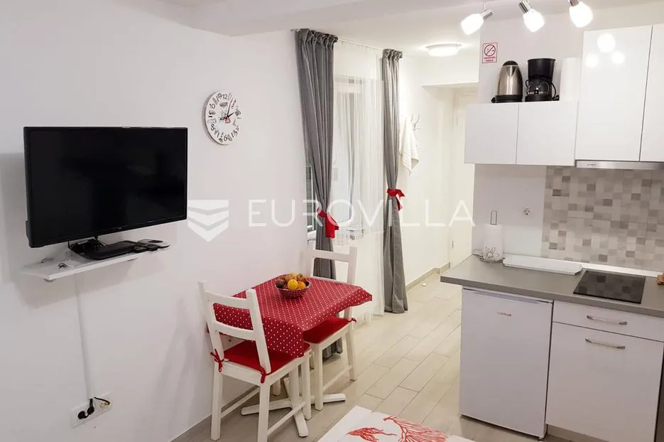 split, bol, dva namještena studio apartmana u centru grada - slika 12