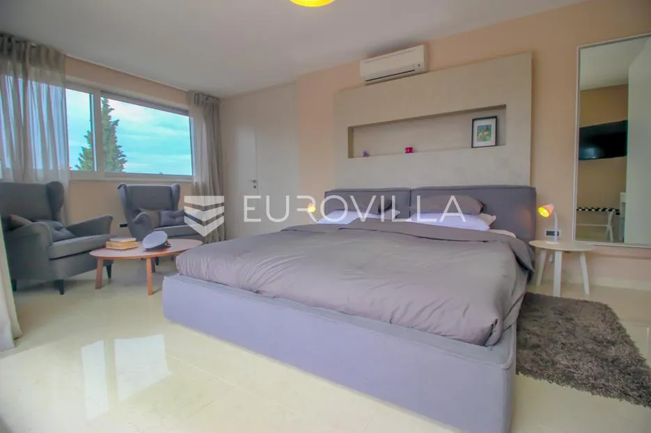 istra, rovinj, dugoročni najam vile 250m2 s bazenom s 5 spavaćih soba na 200 metara od mora - slika 3