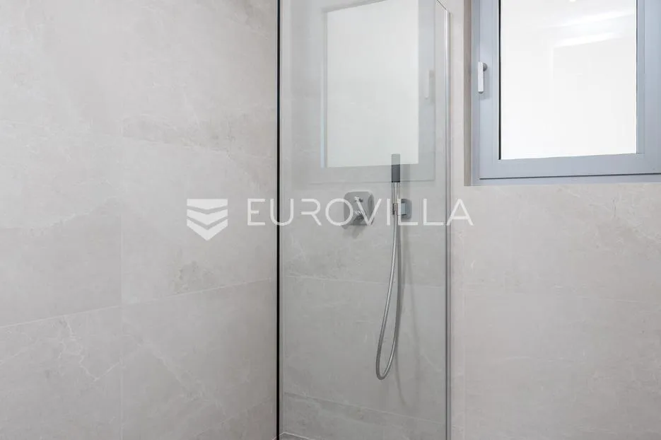 opatija, centar, atraktivan višesoban stan u novogradnji s 4 parkirna mjesta nkp 254 m2 - slika 8