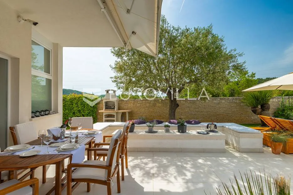 rovinj, rovinjsko selo, prekrasna villa s wellnessom i bazenom, 224 m² - slika 12