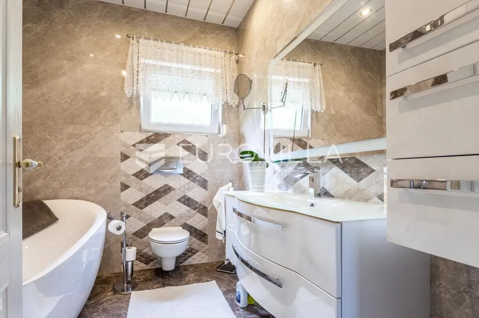 jesenice, omiška rivijera samostojeća kuća ukupne površine 426 m² - slika 26