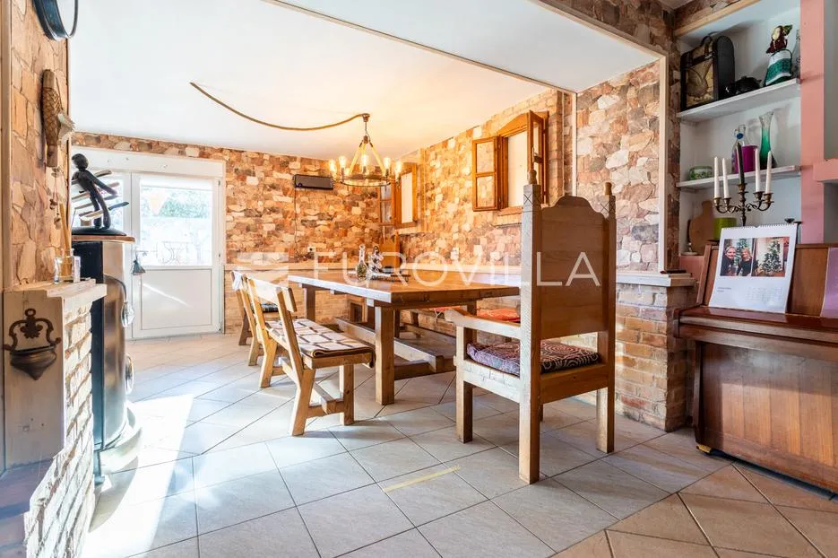 vodice, prekrasna kuća sa apartmanima i bazenom - slika 15