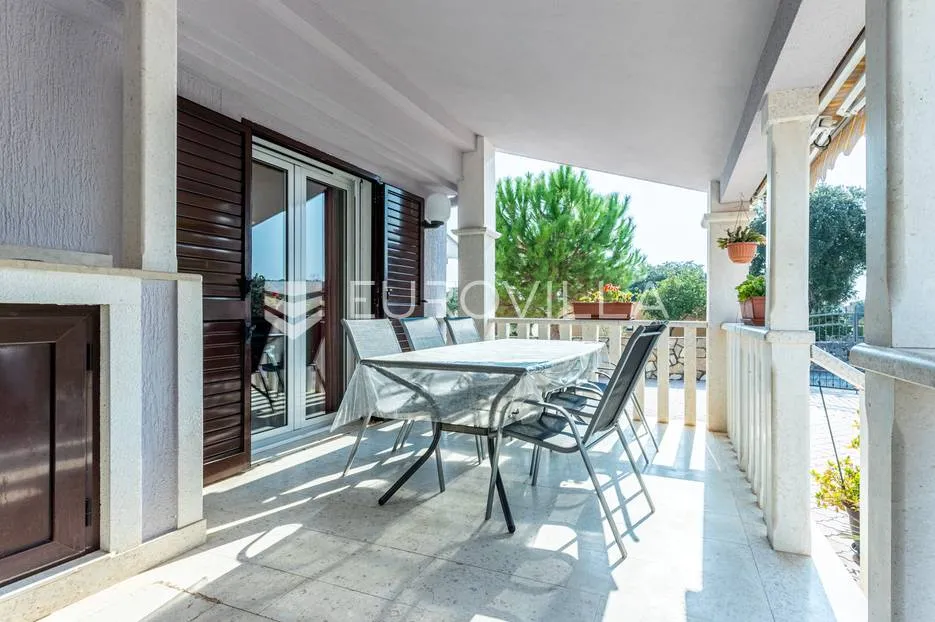 vinišće, kuća s s bazenom i 6 apartmana uz zemljište 1.000 m2 - slika 8