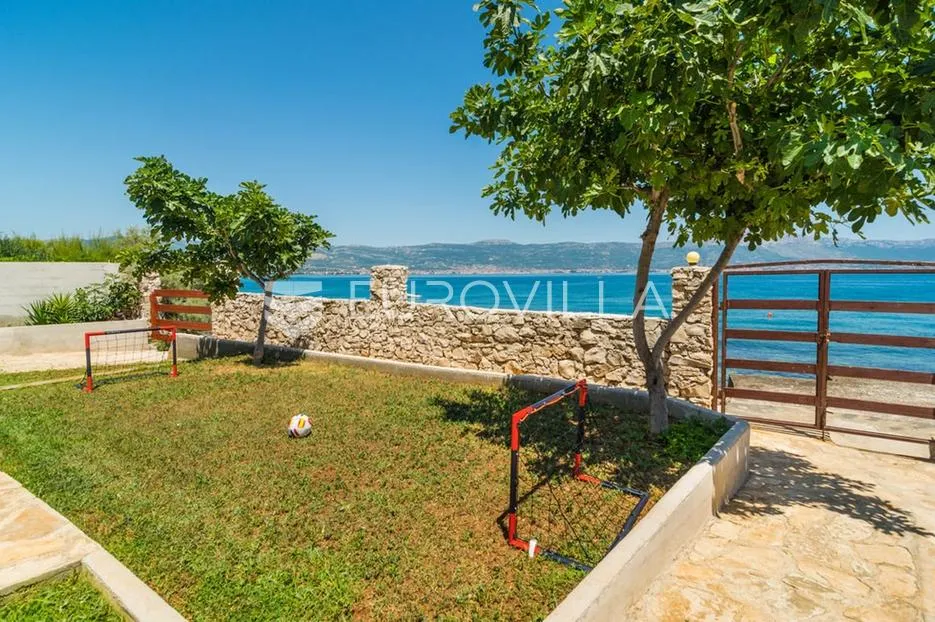 Otok Čiovo, Slatine - kuća s bazenom na plaži - Slatine, Split