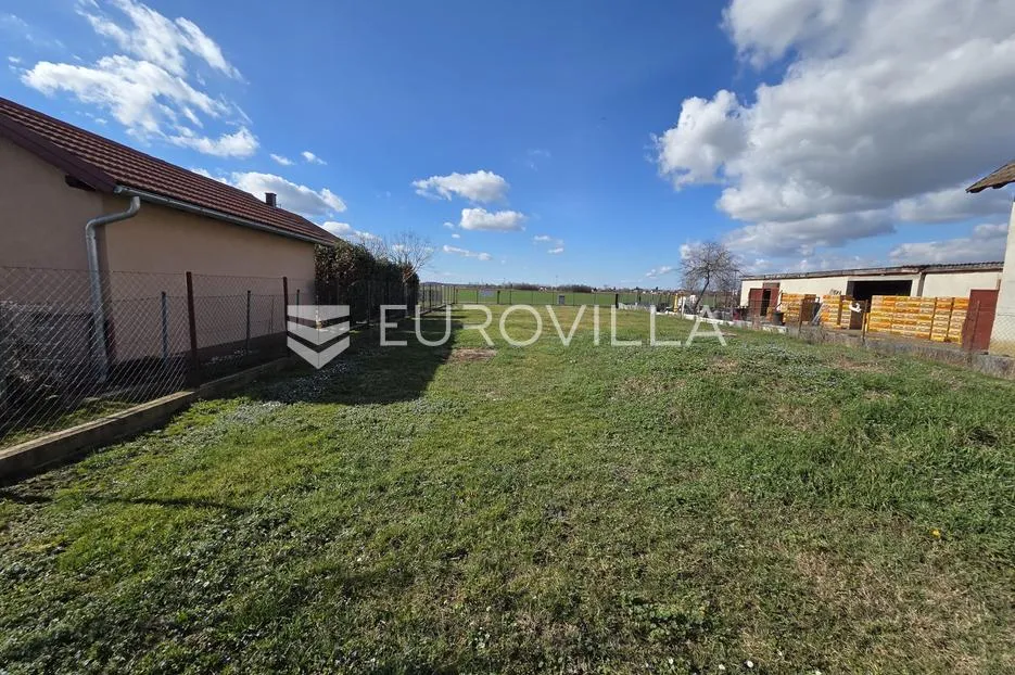 Bizovac, građevinsko zemljište, fronta 15 metara, površine 647 m²