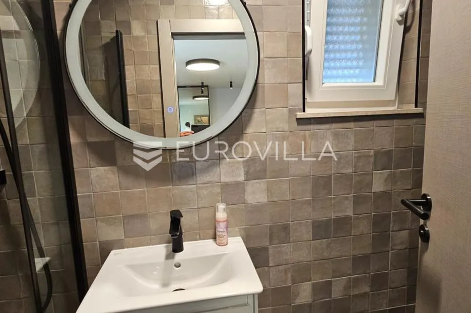 trogir, seget renovirana kuća s tri novouređena stana od 250 m², s gražom i parkingom - slika 15